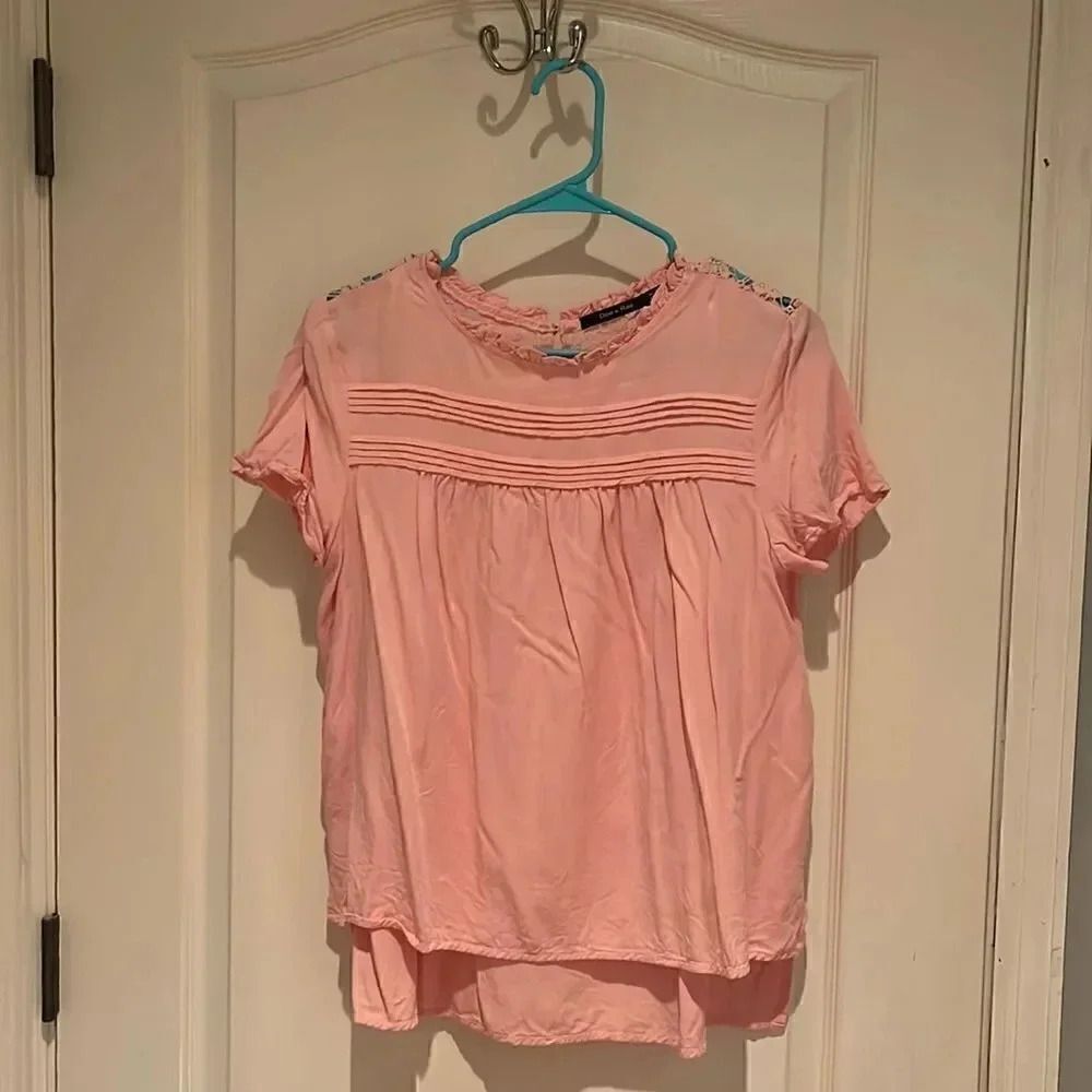 Sweet Doe & Rae  Blouse. Size medium.